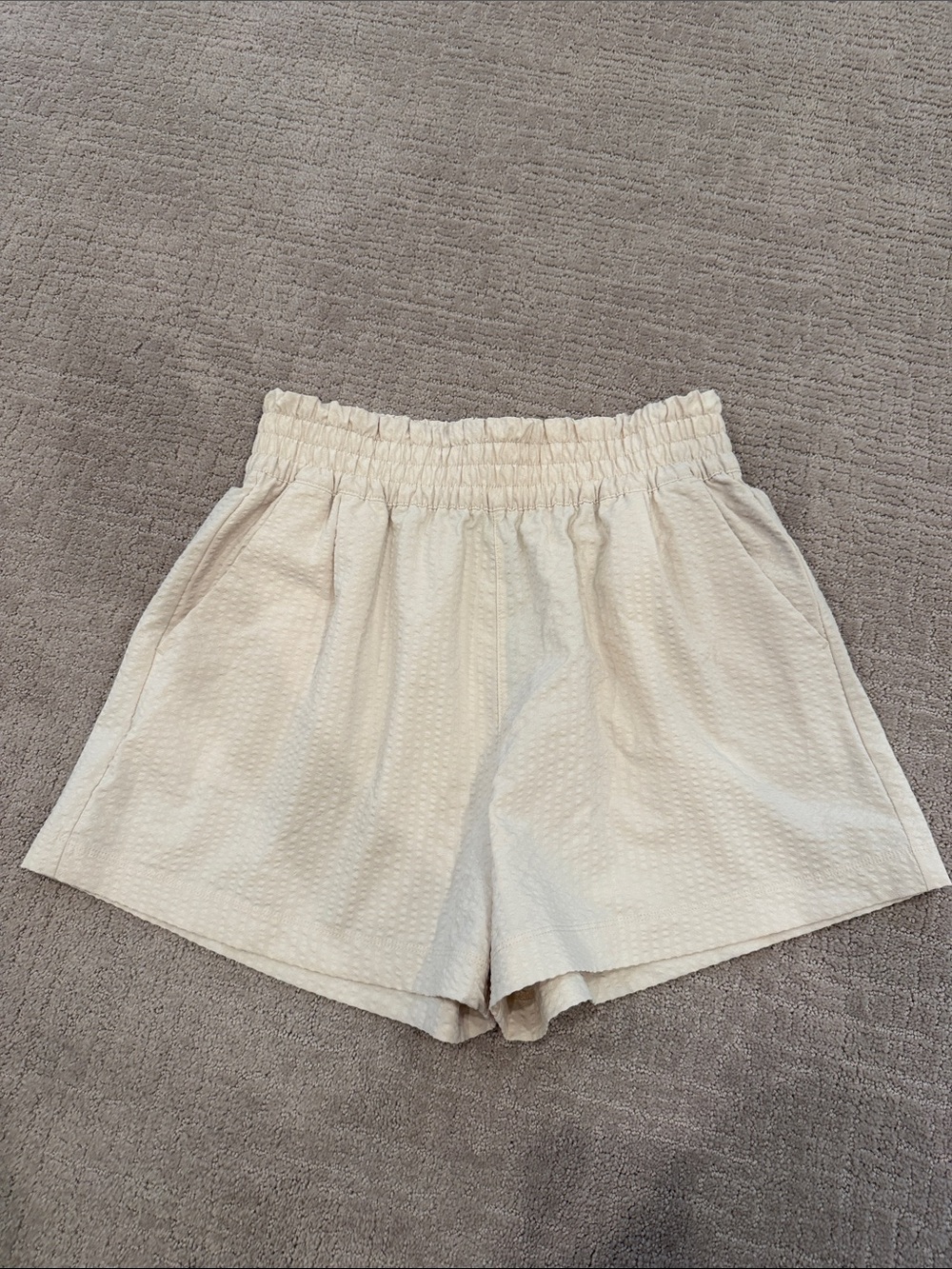 Vuori High-Waist Textured Cream Elastic Shorts